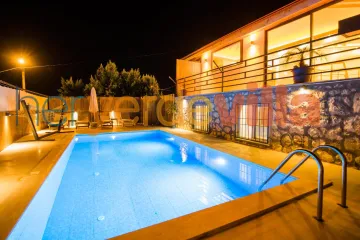 Villa Kutay, Kalkan'ın Patara bölgesinde yer alan modern bir villamızdır. 2 yatak odalı ve 4 kişilik kapasiteye sahip Jakuzisi, saunası ve hamamı olan bir villamızdır.