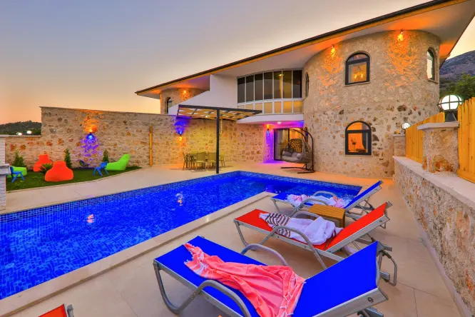 Sandak 1 - Karadere’de Deniz Manzaralı, Jakuzili ve Özel Havuzlu Tatil Villası