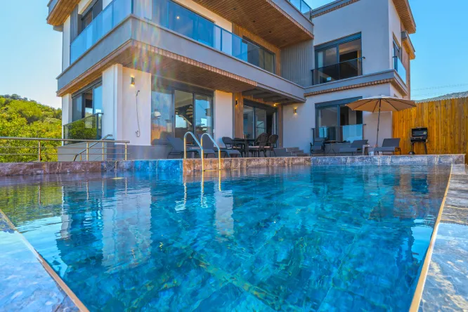 Demre’de Kapalı ve Açık Havuzlu Geniş Villa | 11 Kişilik KorunaklıTatil Villası