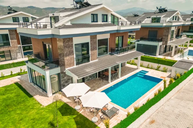 Fethiye - Kargı mevkinde bulunan  4 yatak odalı, 4 banyolu, 8 kişi kapasiteli, özel havuzlu kiralık tatil villasıdır. 