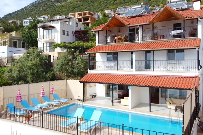 Kalkan Kördere’de Deniz Manzaralı 6 Odalı Kiralık Pansiyon Villa