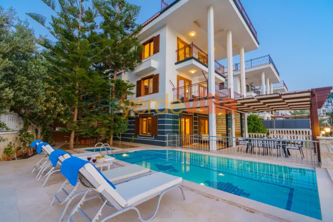Kalkan Kışla’da Denize 100m, Deniz Manzaralı Triplex Kiralık Villa – Özel Havuzlu