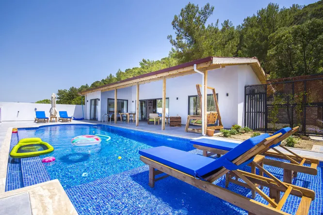 Villa Tomruk – Kalkan Sarıbelen’de Doğa İçinde Muhafazakar Tatil Villası