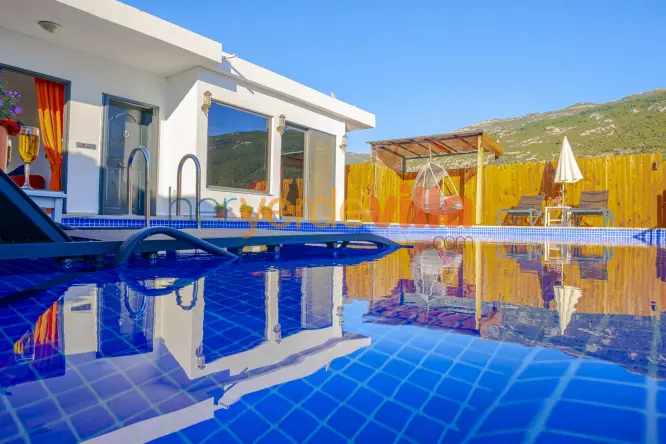 Villa Özlü | Kalkan İslamlar’da Korunaklı Havuzlu Muhafazakar Villa