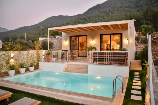 Villa Poem Fethiye Kayaköy mevkiinde bulunan balayı çiftlerine uygun kiralık tatil villasıdır. Çekirdek aileler ve balayı çiftleri için uygundur. 