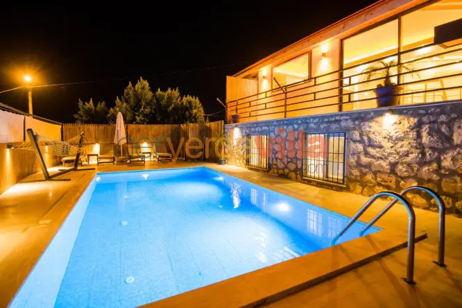 Villa Kutay, Kalkan'ın Patara bölgesinde yer alan modern bir villamızdır. 2 yatak odalı ve 4 kişilik kapasiteye sahip Jakuzisi, saunası ve hamamı olan bir villamızdır.