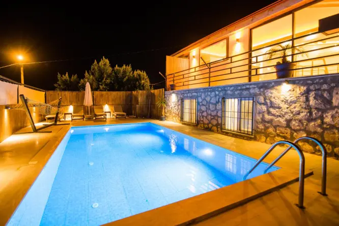 Villa Kutay, Kalkan'ın Patara bölgesinde yer alan modern bir villamızdır. 2 yatak odalı ve 4 kişilik kapasiteye sahip Jakuzisi, saunası ve hamamı olan bir villamızdır.