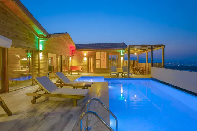 Kalkan Yeşilköy'de bulunan ısıtma havuzlu ve jakuzili 2 yatak odalı 4 kişilik size özel havuzlu villa.