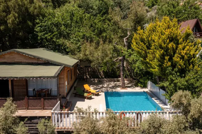  Villa Küçük Asma - Kalkan’ın İslamlar bölgesinde yer almaktadır. 2 kişilik kapasitesiyle size özel havuzlu balayı villasıdır.