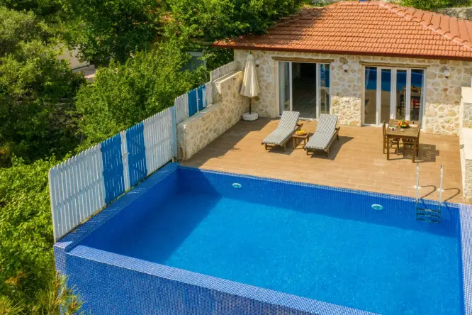 Villamız  Kalkan’ın İslamlar bölgesinde yer almakta olup, 1 yatak odası ve 2 kişilik kapasiteye sahip  size özel havuzlu balayı villasıdır.r