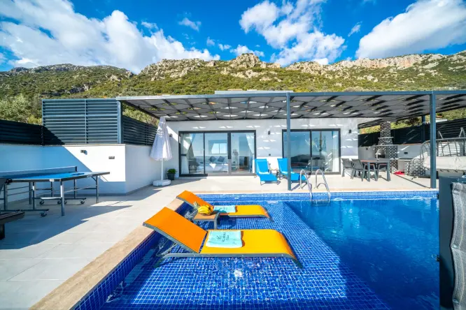 Korunaklı Havuzlu Deniz Manzaralı Villa | Jakuzili Tatil Evi