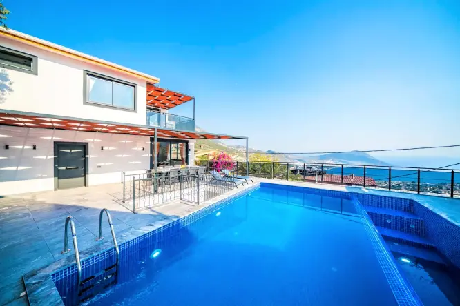 Villa Ocean Kalkan Akbel bölgesinde, 5 yatak odalı 10 kişi kapasiteli deniz manzaralı, geniş aileler ve kalabalık arkadaş grupları için oldukça ideal size özel kiralık villamız. 