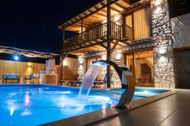 Villa Senir, Kalkan'ın Sarıbelen bölgesinde yer alan geniş bahçe alanına sahip bir villamızdır. Villamız 2 yatak odalı ve 4 kişilik kapasiteye sahip jakuzili villamızdır.