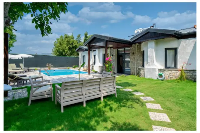 Villa Ümit, Fethiye'nin Kayaköy mevkisinde bulunan 2 yatak odalı 5 kişi kapasiteli jakuzili muhafazakar tatil villasıdır