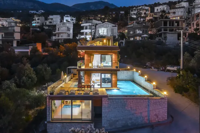 Villa Uğurlu, Kalkanın Kışla mevkiinde, 4 yatak odalı 8 kişi kapasiteli muhteşem deniz manzarasına sahip kiralık tatil villamız plaja yürüme mesafesindedir.