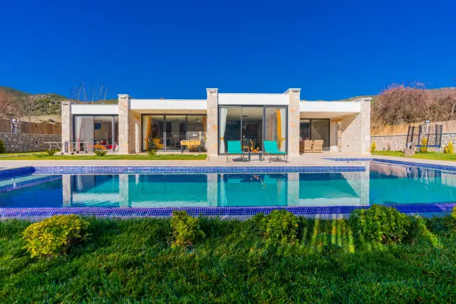 Villa Vip, Kalkan Sarıbelen mevkiinde 3 yatak odalı 7 kişi kapasiteli, geniş aileler için ideal kapalı ısıtmalı havuzlu size özel kiralık villamızdır.