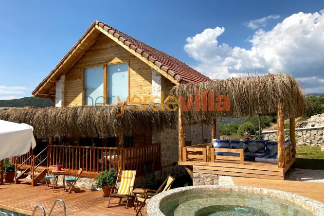 Villa Ambar Fıstık, Kalkan-Sarıbelen-Kaş sahil yolu üzerinde yer alan, 2 yatak odalı ve 4 kişilik kapasiteye sahip size özel olan bir villamızdır.