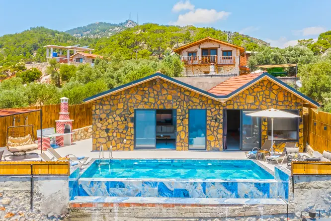 Villa Gerenlik 3, Kalkan’ın Patara - Yalı bölgesinde bulunmaktadır. 2 yatak odası ve 4 kişilik kapasitesiyle size özel sonsuzluk havuzlu bir villadır.