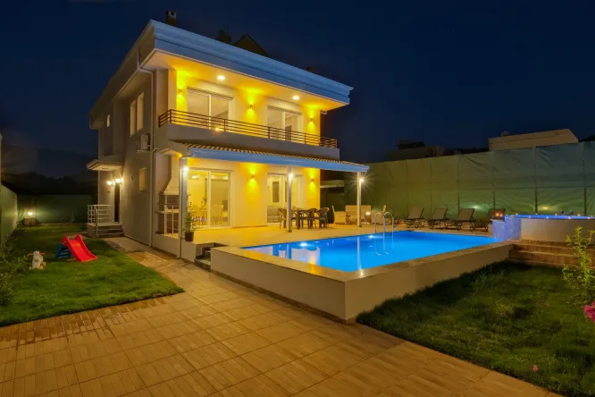 Villa Esmeralda - Fethiye Kayaköy'de 8 Kişilik Kapasiteye Sahip 4 Yatak Odalı Tatil Villası