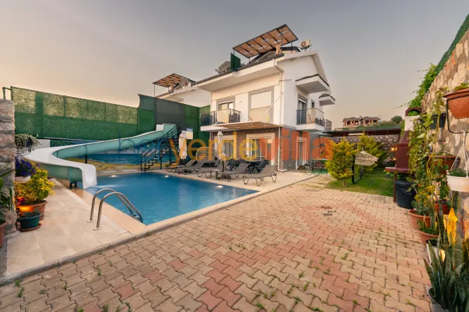 Seydimer'in  Kumluova bölgesinde 4 yatak odalı ile 8 kişi kapasiteli oldukça büyük, modern villamızdır