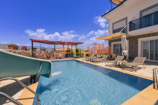 Villa Letoon 2, yaz aylarının en tercih edilen tatil beldelerinden birisi olan Fethiye’nin Kumluova Mahallesinde konumlu bir tatil villasıdır.