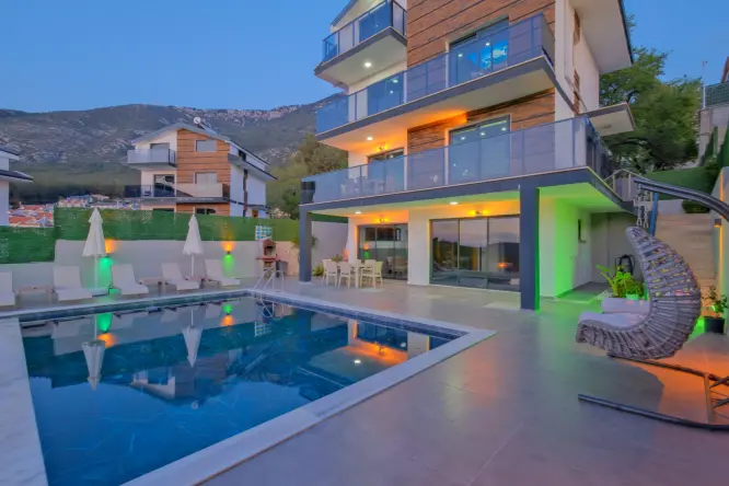 Villa Yiğit Fethiye, Fethiye’nin Ovacık mevkiinde,Babadağ ve bölgenin en yüksek dağı olan Mendos Dağı manzaralıdır.
