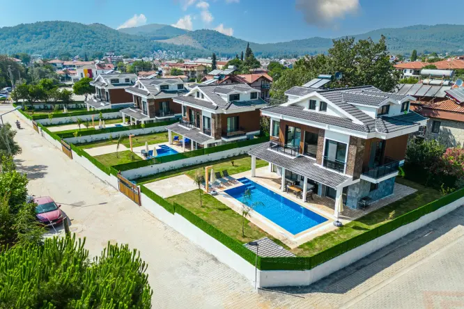 Villa Sirius, Ölüdeniz'in Hisarönü bölgesinde bulunan 4 yatak odalı, 4 banyolu, 8 kişi kapasiteli özel havuzlu villadır.