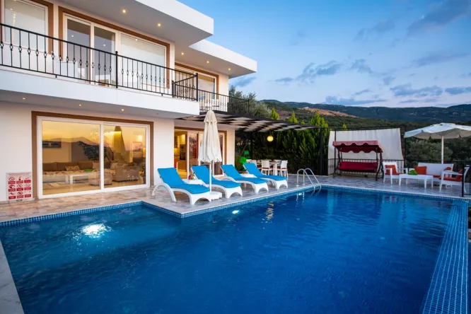 Jakuzili ve Isıtmalı Havuzlu Lüks Villa | Villa Eslem, Kalkan