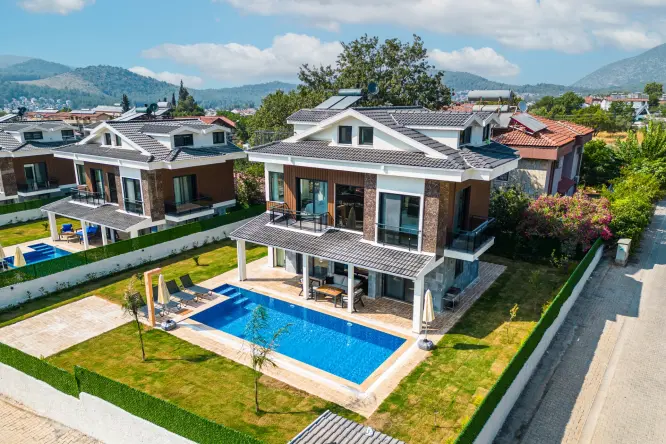 Villa Capella Şimal 3, Fethiye’nin eğlence mekanlarıyla ünlü Hisarönüne oldukça yakın olan Villamız her bakımdan güzel bir tatil geçirmeniz için mükemmel bir tercih olmaktadır.